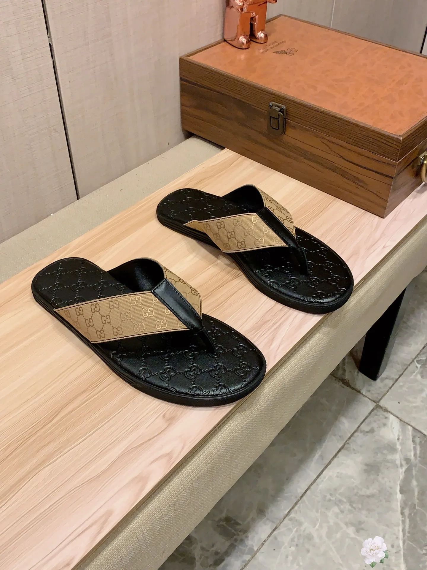 Slippers: New model: Factory price: 260💰💰🎩🎩🔥🔥《 Gucci* 》Series of slippers top purchasing agent🔍🔍Sold at the same time for men, original Italian imported webbing made of selected cowhide, exquisite workmanship,), sole: (super comfortable) original factory special sole, ⚠️exclusive double-layer movable molded sole super comfortable⚠️, real shot🎬the real thing is more beautiful🔍🔍266 regular code 38-44, can be ordered 45.